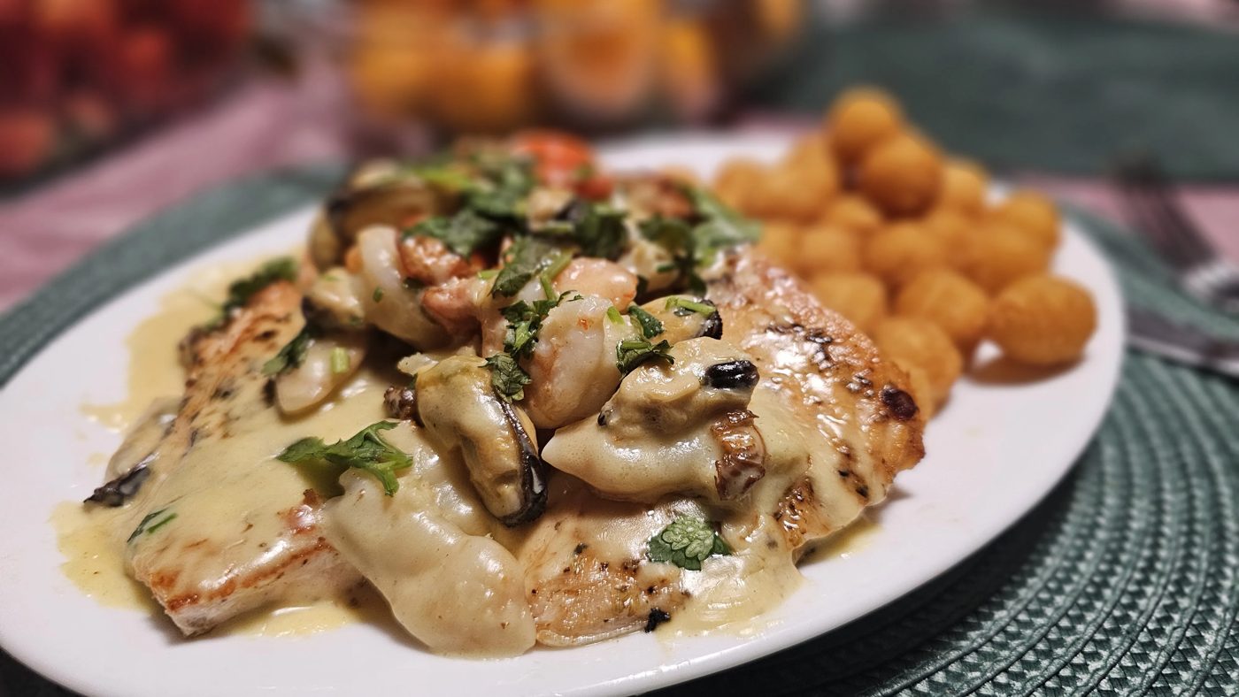 Pescado a la plancha con salsa de mariscos